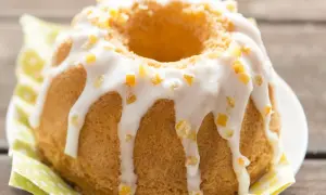 Szybka babka wilgotna z lukrem i kandyzowaną skórką pomarańczową, idealna na deser.