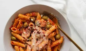 Penne z sosem pomidorowym, oliwkami i startą mozzarellą, posypane płatkami chili. Idealne danie makaronowe.