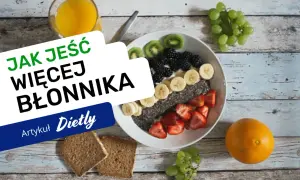 Pyszna owsianka z owocami i nasionami chia – idealna na śniadanie, które ma dużo błonnika. Obok pomarańcza, winogrona i chleb pełnoziarnisty.