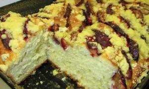 Puszyste ciasto drożdżowe z śliwkami i kruszonką, jak u babci. Idealne na niedzielę.
