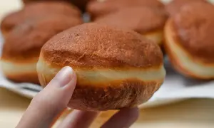 Puszyste pączki, jak ze starego przepisu, gotowe do nadzienia. Delikatna skórka i jasny środek.