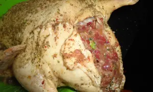 Kaczka nadziewana mięsem mielonym i wątróbką, gotowa do pieczenia. Przepis na pyszne danie.