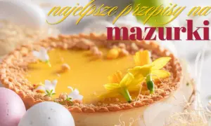 Przepis na bardzo dobry mazurek wielkanocny. Słodki, cytrynowy mazurek z żółtymi kwiatami i pisankami.