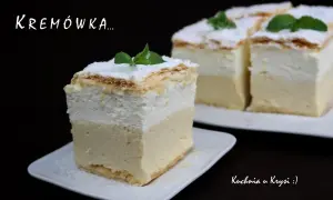 Tradycyjny krem do napoleonki, puszysty i pyszny, z listkami mięty i cukrem pudrem.