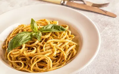 Pyszne linguini z pesto i świeżą bazylią, gotowe do podania.