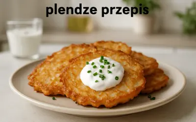Złociste plendze z kwaśną śmietaną i szczypiorkiem na talerzu. Idealne na szybki obiad.