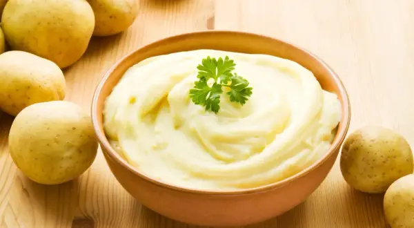 Pyszne, kremowe puree ziemniaczane, idealne do obiadu. Dowiedz się, jak zrobić puree krok po kroku.
