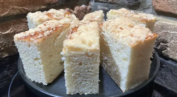 Puszyste ciasto drożdżowe z kruszonką, idealne na dużą blachę. Prosty przepis na domowe wypieki.
