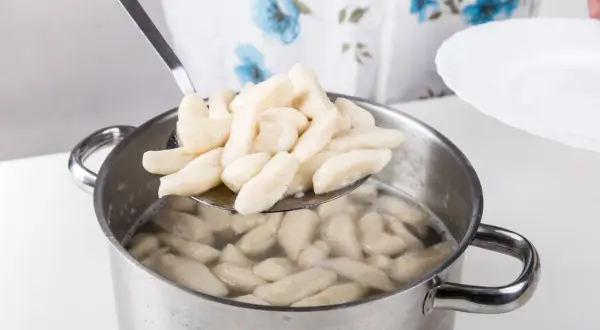 Gotowane kopytka, jak u babci. Ten przepis na ciasto na kopytka jest prosty i pyszny.