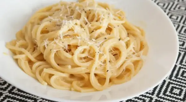 Pyszne spaghetti carbonara, idealne połączenie prostych składników: makaronu, jajek, sera i pieprzu.