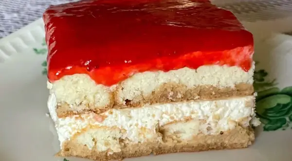 Pyszne, mega szybkie ciasto bez pieczenia z warstwami biszkoptu, kremu i truskawkową galaretką. Idealne na deser!