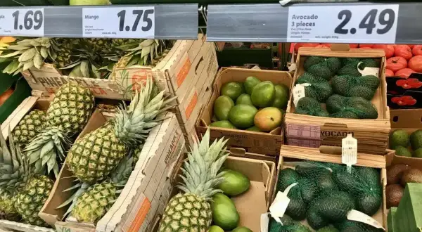 Ananasy, mango i awokado na sprzedaż. Ceny owoców mogą pomóc oszacować, ile kosztuje obiad na Malcie.