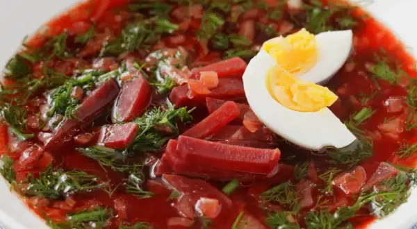 Pyszna botwina mojej babci, pełna buraczków, koperku i połówka jajka na wierzchu.
