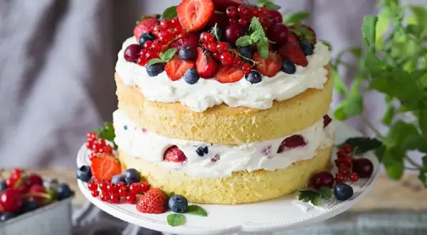 Bardzo łatwy tort z mascarpone, przełożony kremem i owocami leśnymi. Idealny na letnie popołudnie.