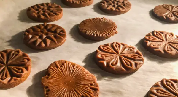 Szybkie i proste ciasteczka z wzorami na papierze do pieczenia.