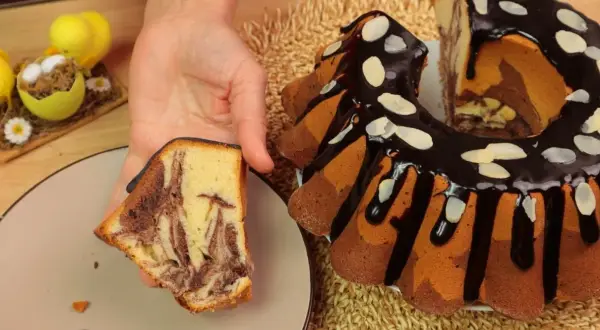 Babka marmurkowa przepis na szklanki. Pyszne ciasto z polewą czekoladową i migdałami.