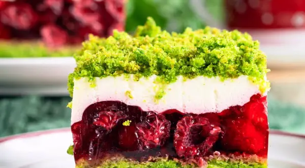 Ciasto leśny mech na dużą blachę z serkiem mascarpone, z warstwą galaretki z malinami i zielonym biszkoptem.