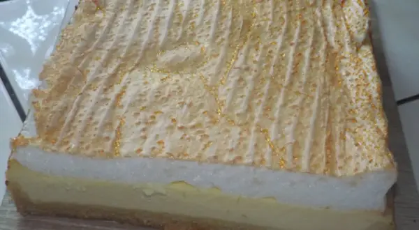 Puszysty sernik z pianką i złotymi okruszkami, idealny sernik rosa thermomix.