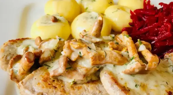 Polędwiczki w sosie kurkowym z ziemniaczkami i buraczkami. Idealna surówka do polędwiczek w sosie kurkowym to właśnie buraczki.