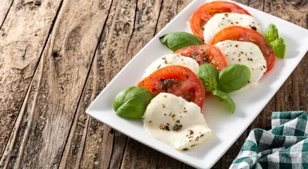 Co na obiad z mozzarelli? Szybkie przepisy na ciepło i zimno