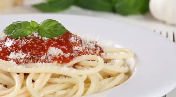 Spaghetti Napoli: Klasyczny przepis w 30 minut idealny sos!