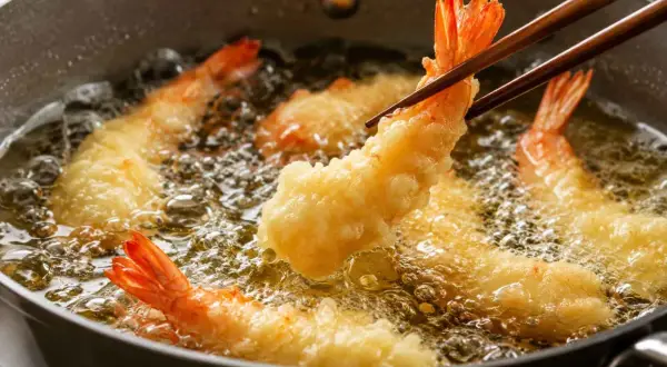 Krewetki w cieście smażą się na złoto w gorącym oleju. To właśnie tempura, pyszne danie, które warto znać!