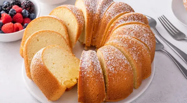 Pyszna babka piaskowa, idealna na deser. Przepis babci, który zawsze się udaje. Podana z owocami leśnymi i bitą śmietaną.