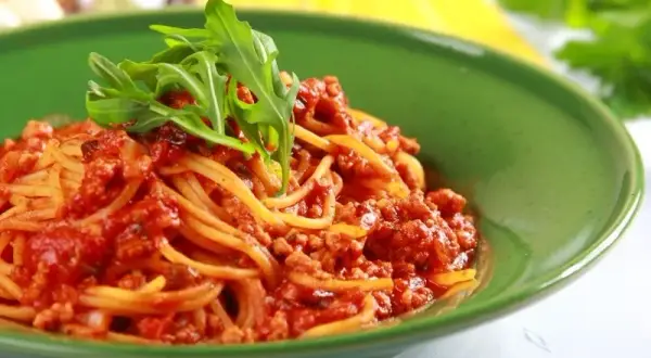 Jak zrobić sos do spaghetti? Przepisy i sekrety włoskich kucharzy