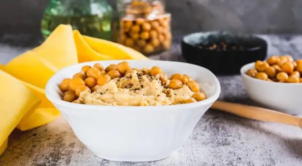 Pyszny, kremowy hummus z ciecierzycą, posypany przyprawami. Idealny dip, który odpowiada na pytanie: co to jest hummus?