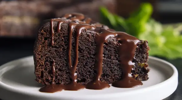 Wilgotne ciasto brownie z płynną czekoladą, polane obficie gorącym sosem czekoladowym. Idealne na deser.