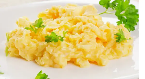 Puszysta jajecznica, idealna na śniadanie. Dowiedz się, jak zrobić jajecznicę krok po kroku.