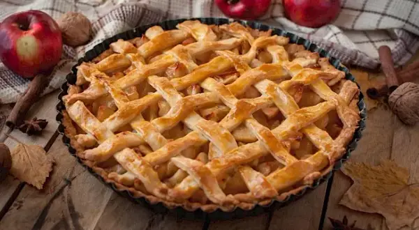 Ile kalorii ma szarlotka? Od 420 kcal! Jak ją odchudzić?