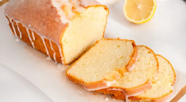 Pyszna babka jogurtowa z lukrem, idealna na szklanki. Cytrynowa nuta i puszyste ciasto.