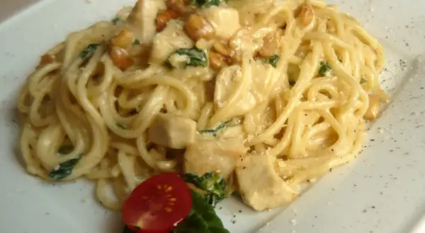 Spaghetti z kurczakiem: Jak zrobić soczyste? Przepis + triki
