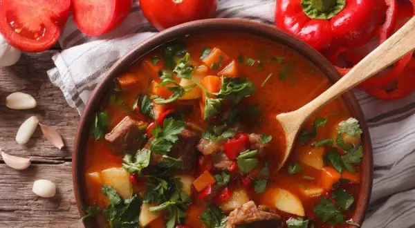 Idealna zupa gulaszowa: przepis krok po kroku, by zawsze się udała