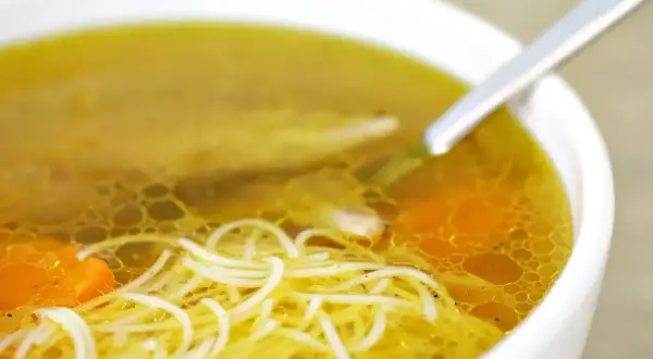Kalorie w rosole z makaronem: Od 250 do 400 kcal. Jak go odchudzić?