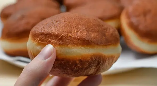 Puszyste pączki, jak ze starego przepisu, gotowe do nadzienia. Delikatna skórka i jasny środek.
