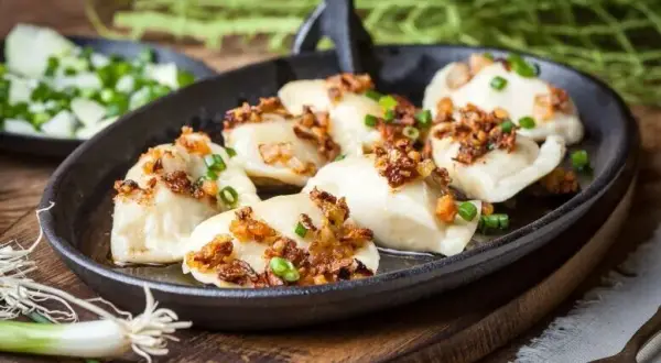 Jaka surówka do pierogów ruskich? 3 top typy i porady eksperta