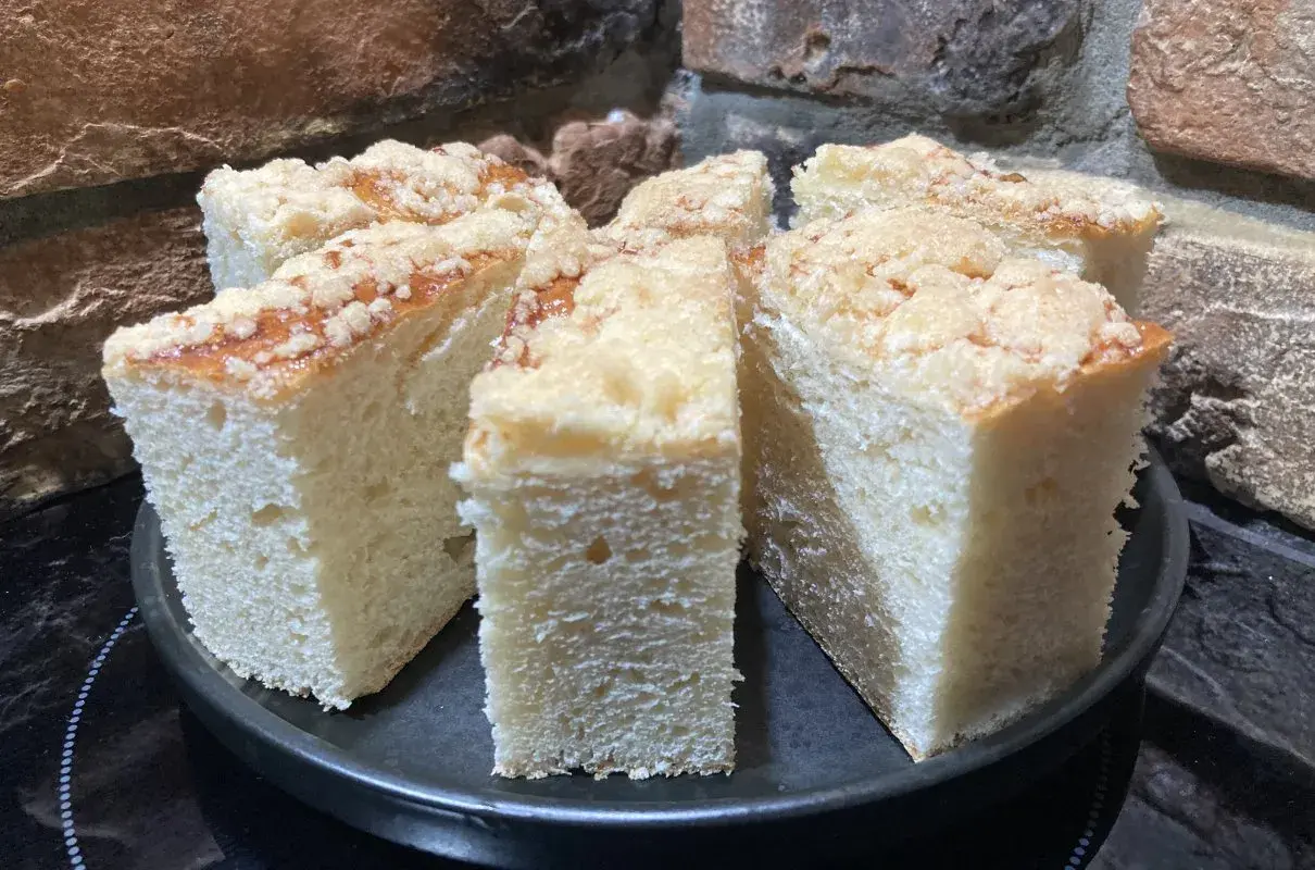 Puszyste ciasto drożdżowe z kruszonką, idealne na dużą blachę. Prosty przepis na domowe wypieki.