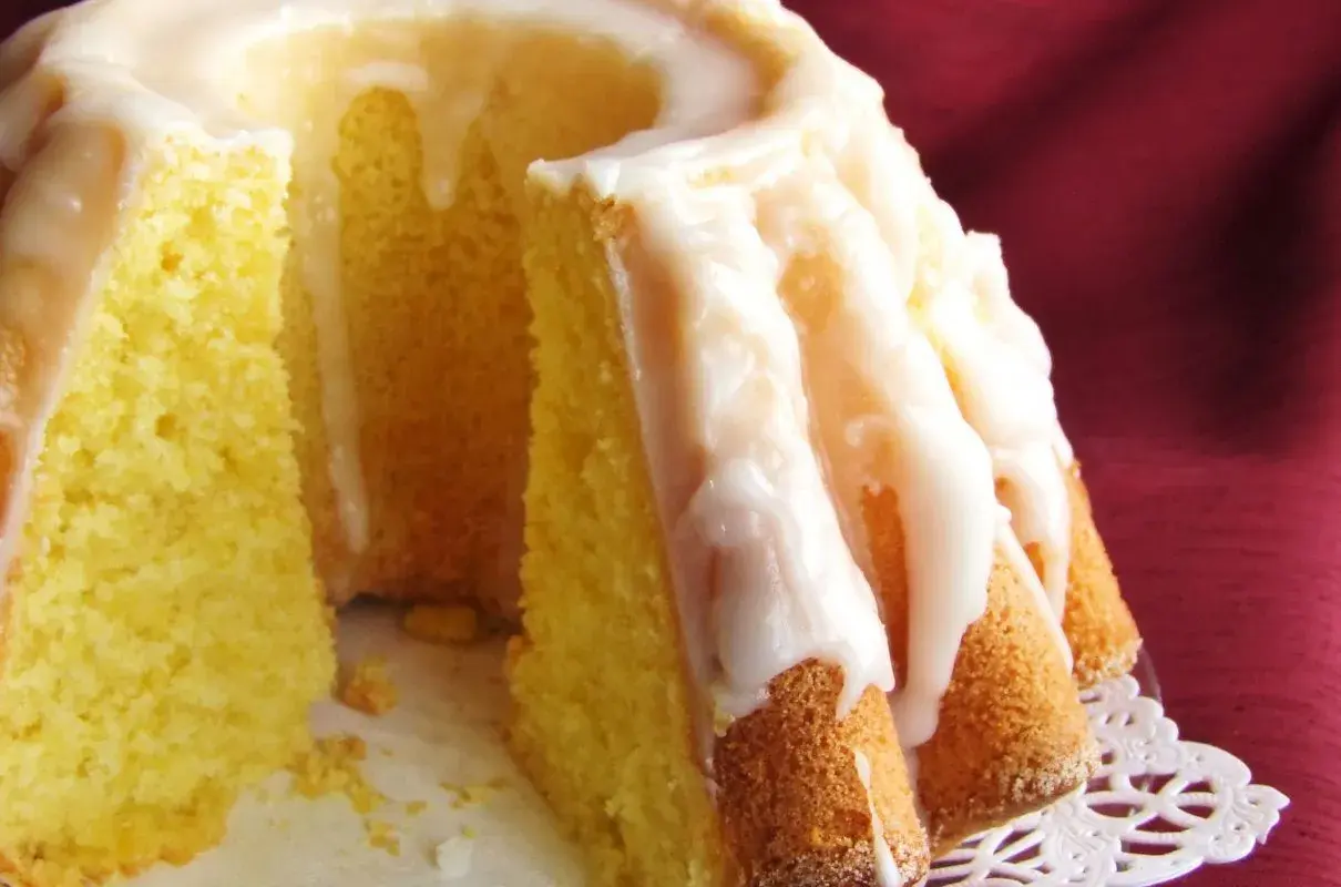 Babka cytrynowa bardzo wilgotna mniam, z lukrem spływającym po żłobieniach. Idealna na deser.