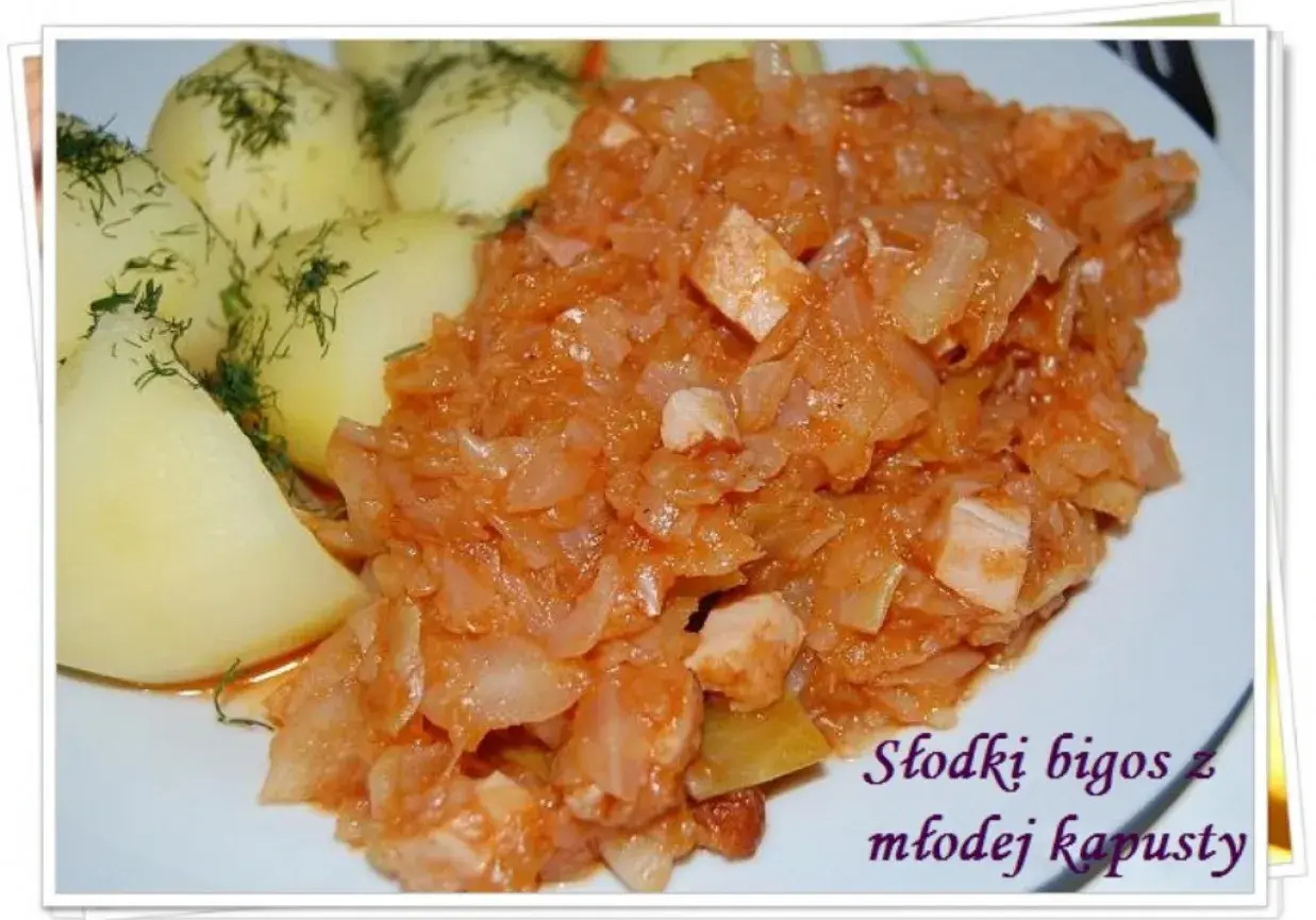 Słodki bigos z młodej kapusty, duszony z mięsem, podany z ziemniakami i koperkiem. Idealny przepis na letni obiad.