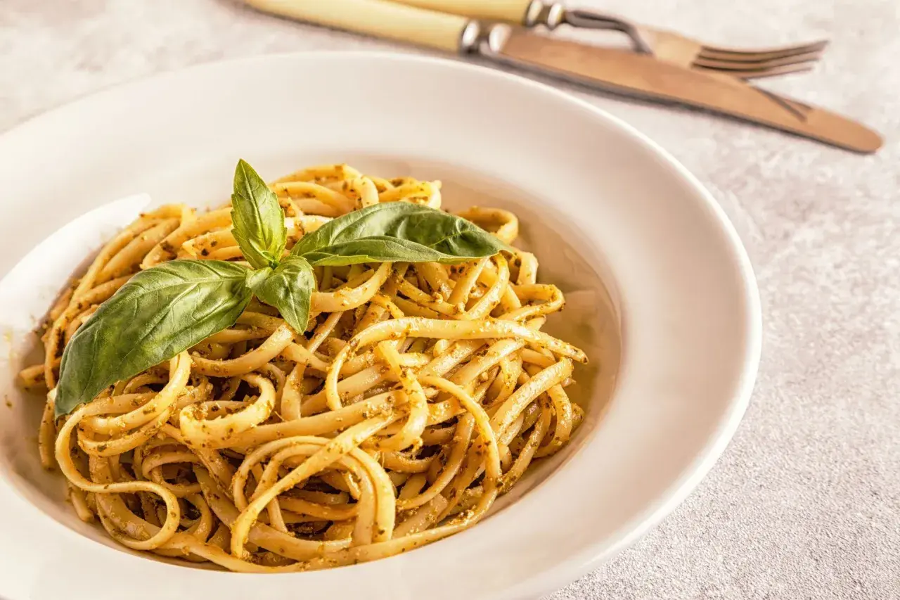 Pyszne linguini z pesto i świeżą bazylią, gotowe do podania.