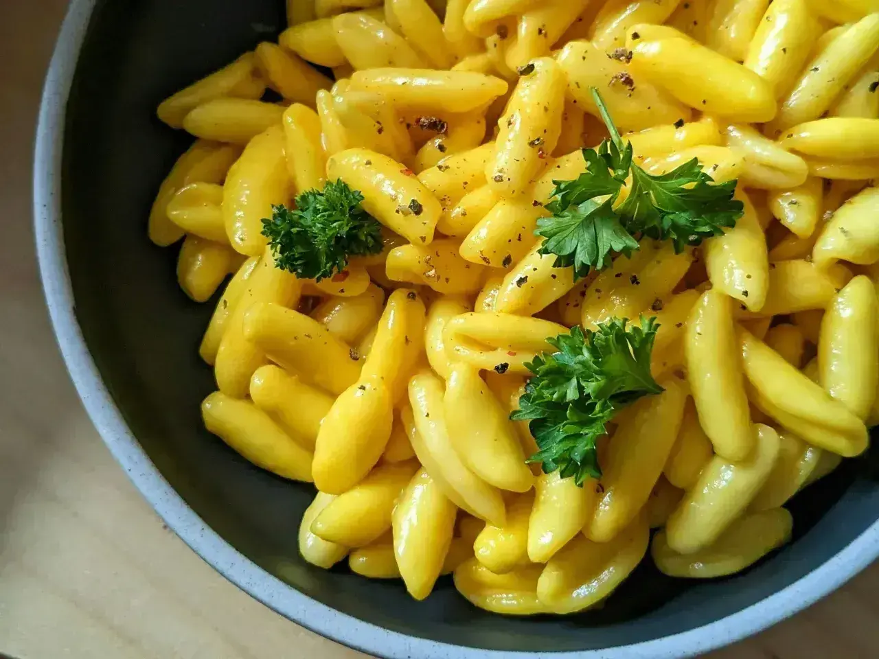 Żółte kluseczki gnocchi z natką pietruszki i przyprawami. Idealny lekki obiad.