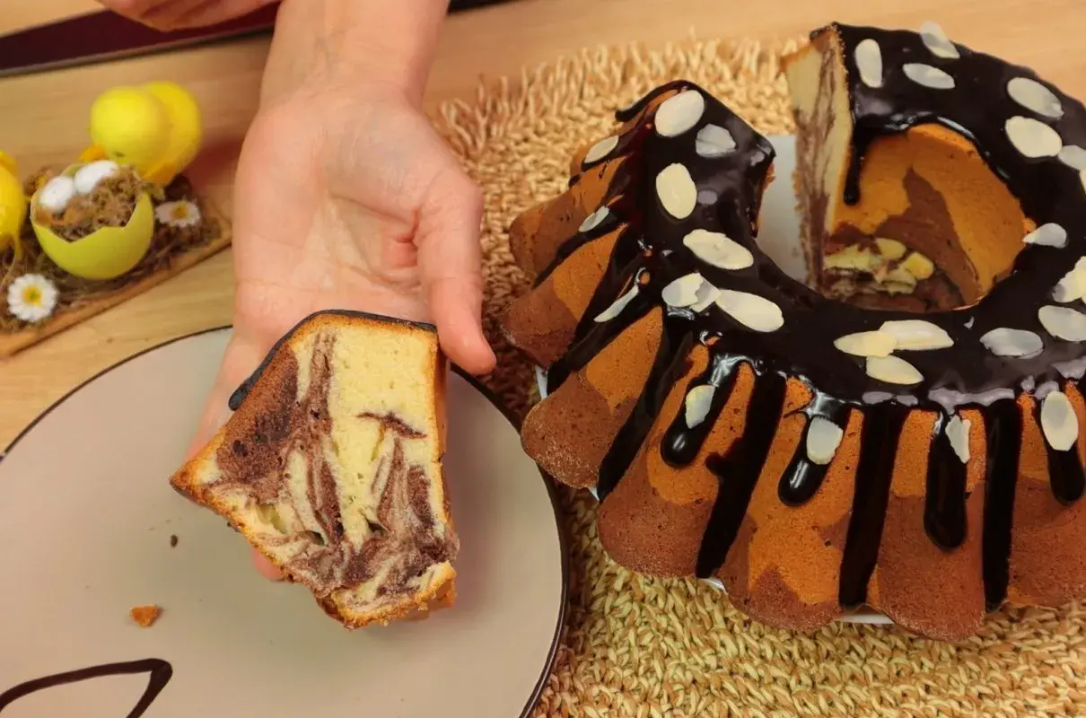 Babka marmurkowa przepis na szklanki. Pyszne ciasto z polewą czekoladową i migdałami.
