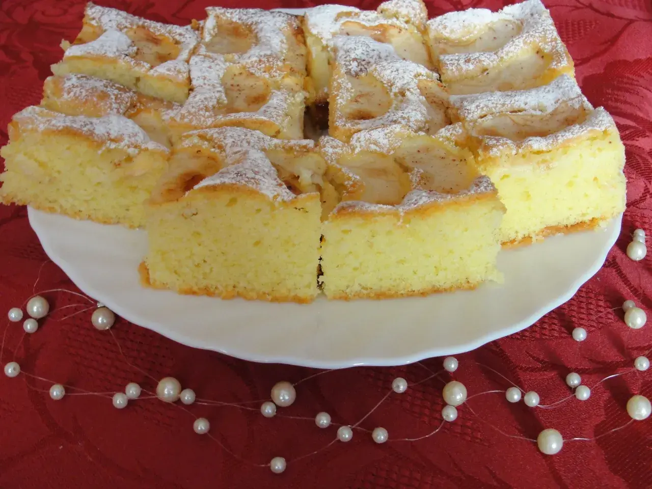 Mega szybkie ciasto na oleju z jabłkami, posypane cukrem pudrem. Idealne na deser, gdy masz mało czasu.