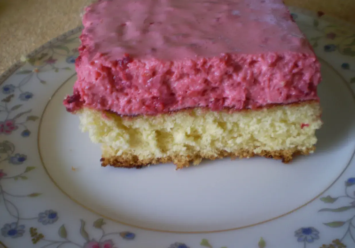 Puszysty biszkopt z warstwą kremu malinowego z mascarpone, idealny do tortu.