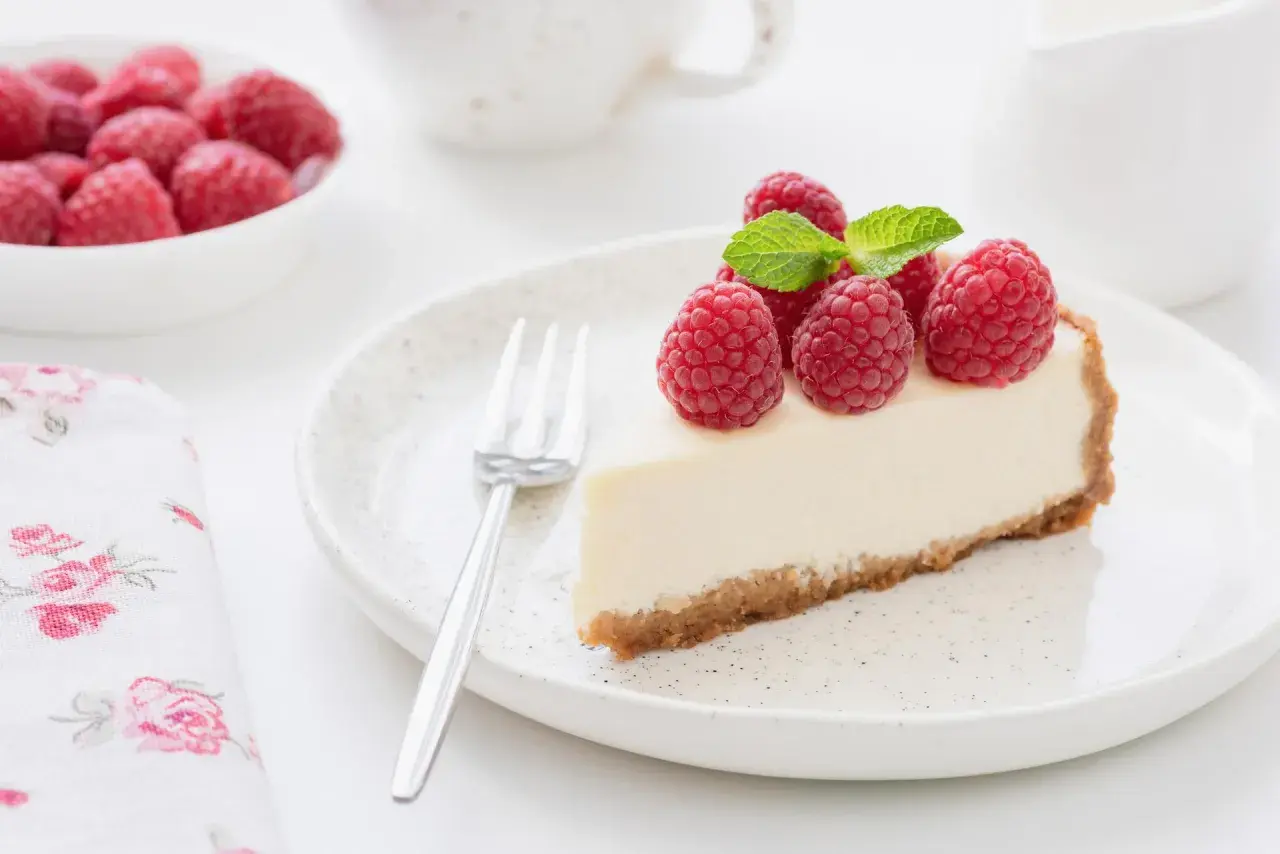 Pyszny sernik z malinami i miętą, idealny na deser. Zastanawiasz się nad sernik kcal? Ten wygląda kusząco!