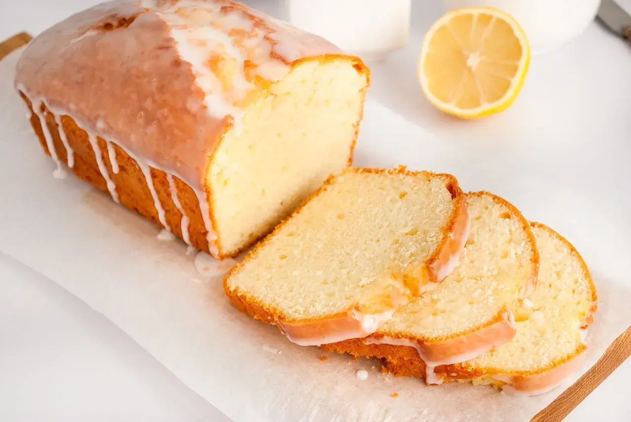 Pyszna babka jogurtowa z lukrem, idealna na szklanki. Cytrynowa nuta i puszyste ciasto.