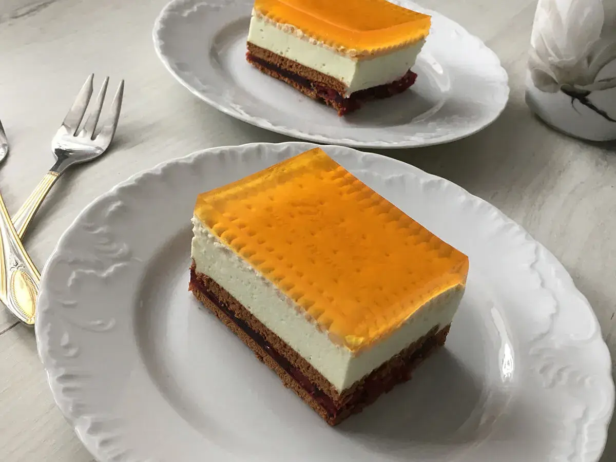 Proste ciasto z serkiem mascarpone i galaretką, z owocowym dżemem i biszkoptem. Idealne na deser.