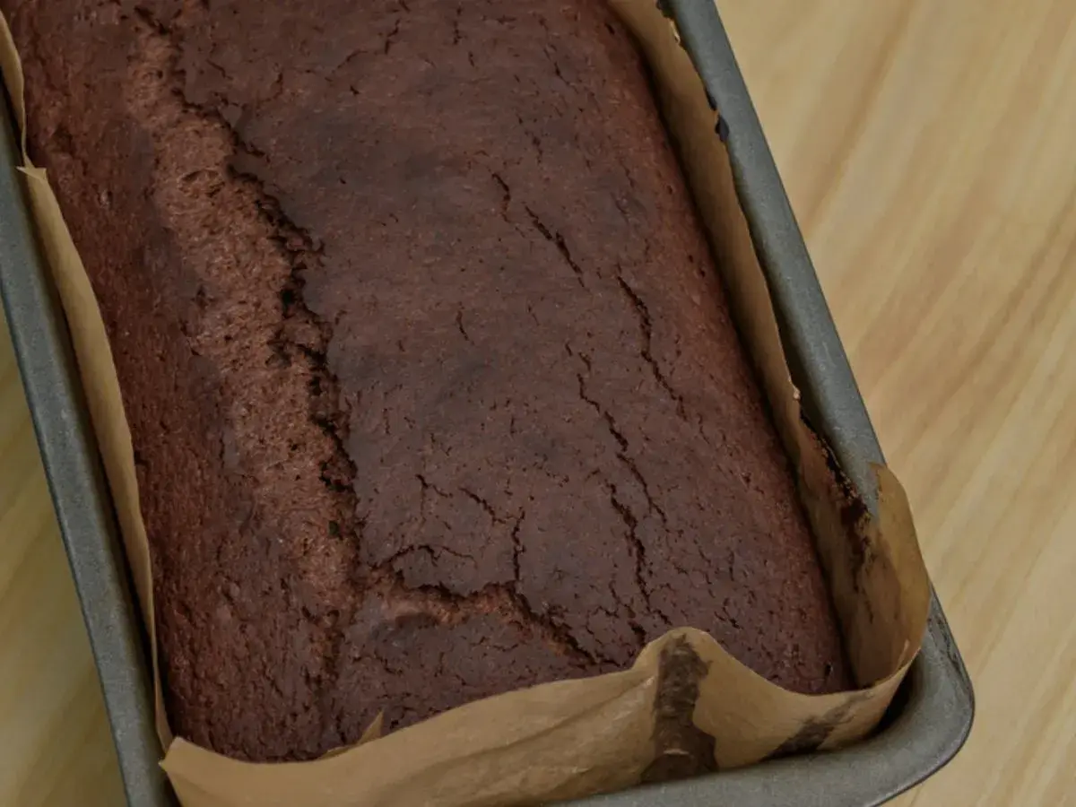 Pyszne, ciemne ciasto cynamonowe w keksówce, pachnące przyprawami. Idealne na jesienne popołudnie.